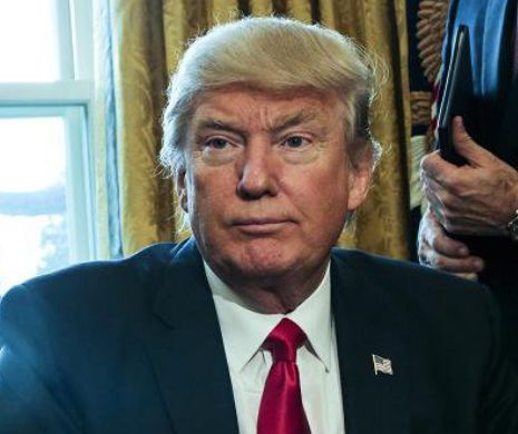 America fierbe iar Casa Albă se ocupă  de ipostazele cu Trump în halat de baie!