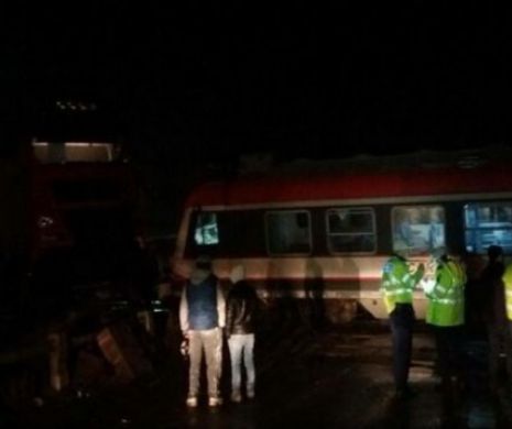 CULMEA ACCIDENTULUI! Un TIR a SCOS DE PE ŞINE un VAGON DE TREN şi a RĂNIT UN PASAGER