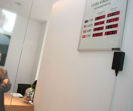 CURSUL VALUTAR, sub şocuri. Moneda naţională o IA LA VALE