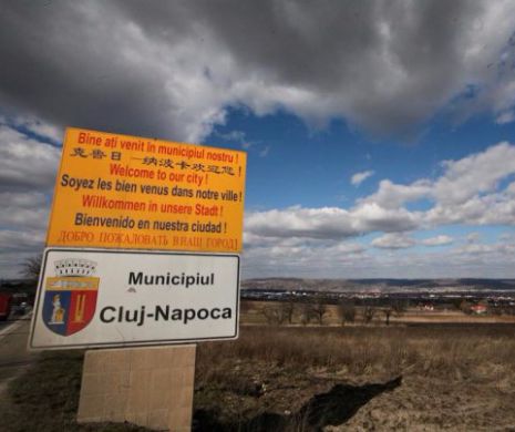 Emil Boc, obligat de Tribunalul Cluj să pună plăcuţe în limba maghiară în oraş