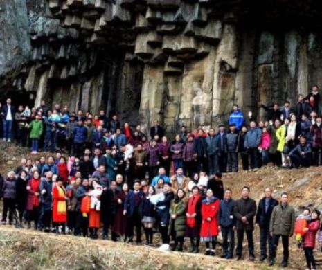 FOTOGRAFIE istorică cu 500 de membri ai unei FAMILII de chinezi