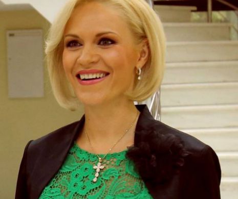 Gabriela Firea, fotografiată în brațele unui bărbat celebru. Scena a fost surprinsă în centrul Capitalei. Imaginile nu mai au nevoie de CUVINTE
