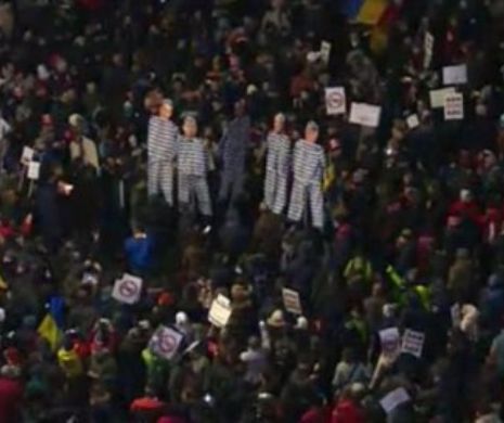 IMAGINE FABULOASA! HAGI a ajuns la protestul din Piata Victoriei! :)) Mesajul serii in Bucuresti