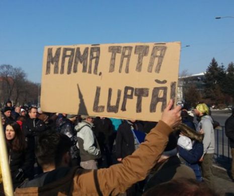 IMAGINI DE SENZATIE! Asa s-a vazut astazi MITINGUL in Piata Victoriei. „Trebuie sa fii NEBUN sa te pui cu un POPOR al carui DESERT preferat este COLIVA!“