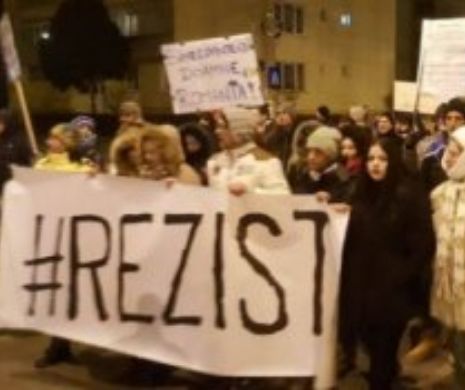 Incidente incredibile la SIBIU în timpul protestelor. Oamenii au fost atacați cu OUĂ ȘI IAURT