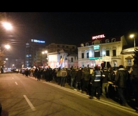 La CRAIOVA  sunt peste 10.000 de protestatari în centrul oraşului
