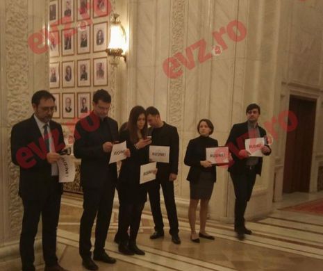 Liviu Dragnea, ABSENT de la şedinţa Birourilor Permanente Reunite. USR protestează în faţa sălii. PNL a adunat semnăturile necesare pentru moţiunea de cenzură împotriva Guvernului.