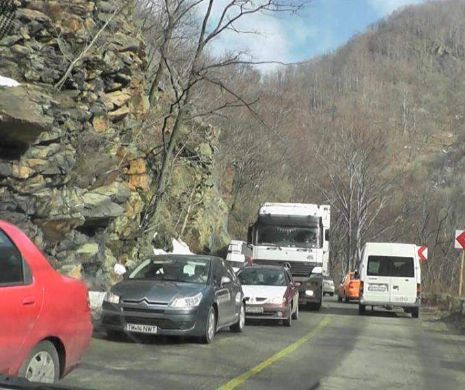 Mașină căzută în gol șase metri pe Defileul Jiului