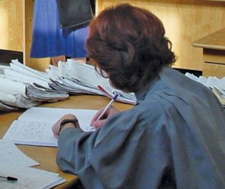 O grefieră de la Tribunalul Bistrița Năsăud vindea sentințe pe sume imense pentru infracțiuni de omor