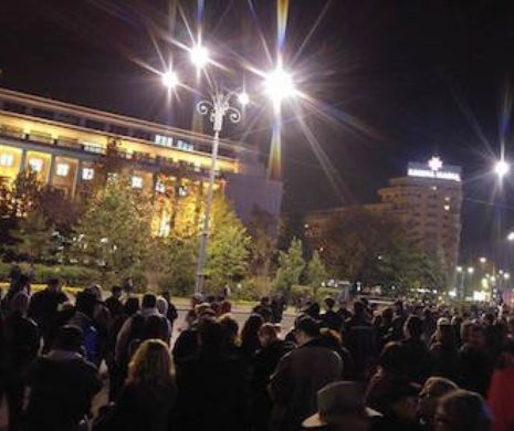 Piața Victoriei se umple văzând cu ochii. La fiecare 5 minute, pe fiecare dintre cele 3 guri de la metrou, ies cam 100 de oameni