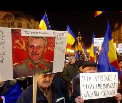 Protest la Timișoara: ”Cine nu sare, nu vrea schimbare!” Lui Dragnea i s-a arătat prezervativul I FOTO