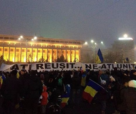 Protestele, la un alt nivel. Manifestanţii se REORGANIZEAZĂ. "E o luptă pe termen LUNG"