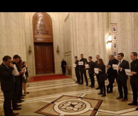 RĂZBOI între partidele din OPOZIȚIE. Deputat PMP către USR "Parlamentul a devenit hotel pentru voi". Aleșii USR continuă protestul