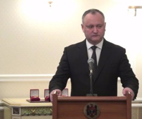 REŢETA TOTALITARISMULUI pentru vecinii de peste Prut: Alegeri anticipate, modificarea Constituției și Moldova - republică prezidențială. Dodon îşi pregăteşte DICTATURA