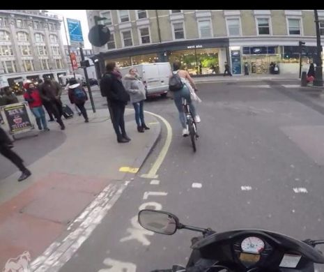 Scandal în trafic! Răzbunarea unei cicliste după ce a fost jignită - VIDEO