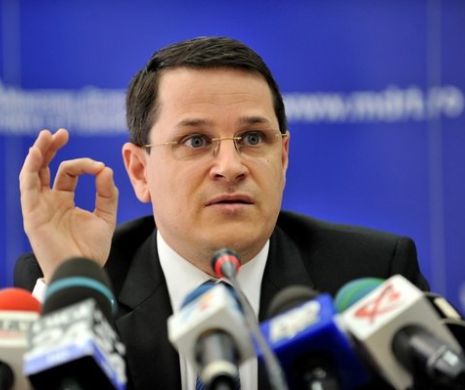Scandalul SRI-SMS. Eduard Hellvig a recunoscut la comisia parlamentară de control că urmărește ”ultrașii” când sunt mitinguri spontane