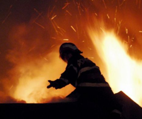 TRAGEDIE la priveghi. Un bătrân A ARS DE VIU lângă SICRIUL SOŢIEI