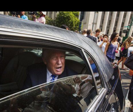 Un individ a aruncat cu o piatră în limuzina în care se afla Trump