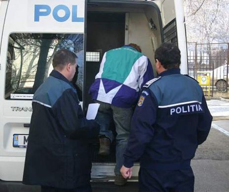 Un PEDOFIL PERICULOS din Satu Mare, încătuşat la graniţă când prezenta actele