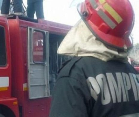 Vasluiul este din nou în TOP! Culmea NESIMȚIRII: un bărbat RÎDE și BEA în timp ce pompierii îi SALVEAZĂ CASA | VIDEO