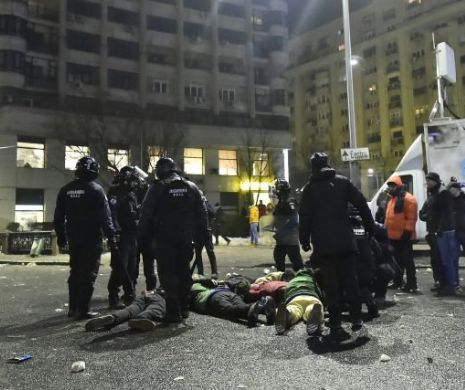 VIOLENŢELE DIN PIAŢA VICTORIEI. Doar PATRU persoane au fost ARESTATE! Pe cine au reţinut jandarmii