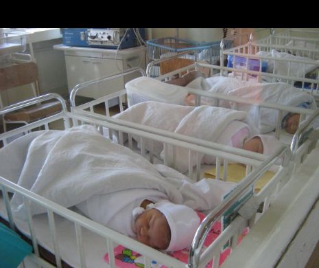 Alarmant. În Romania SE NASC TOT MAI PUȚINI COPII. BEBELUȘII NE MOR pe capete