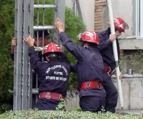 ALERTĂ 112 pentru un COPIL de un an. INTERVENŢIE de URGENŢĂ a ISU din NEGLIJENŢA unei mame