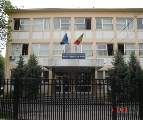 AMENINȚARE CU BOMBĂ! Un liceu a fost EVACUAT. Circa O MIE de elevi au fost scoși din clase