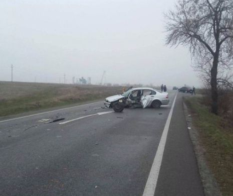 Autocar cu 20 de muncitori, lovit de o maşină în Dolj. Situația victimelor