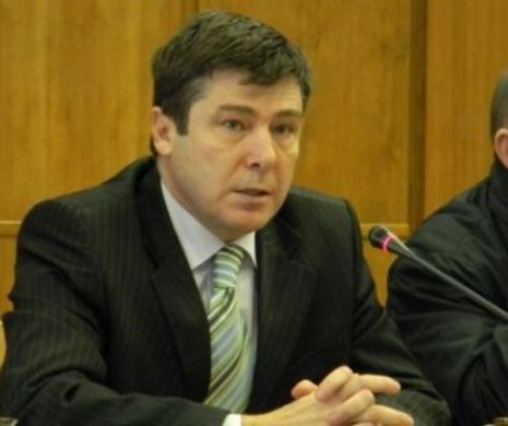 HALUCINANT! Fost edil PSD, surprins când un copil ÎI SĂRUTĂ PICIOARELE