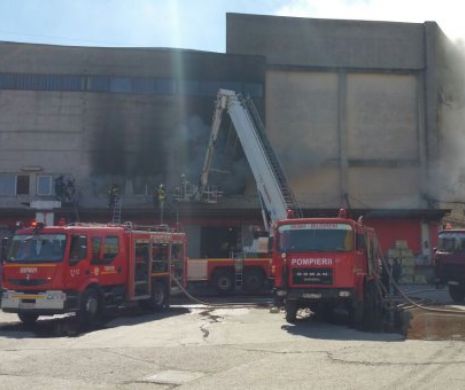 INCENDIU PUTERNIC în Bucureşti. ARDE un depozit
