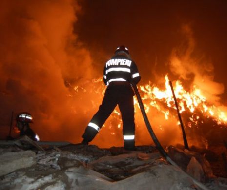 INCENDIU PUTERNIC în hala unei fabrici de mezeluri din Bacău