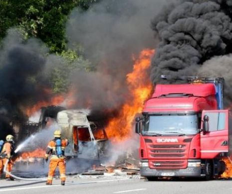 Incident grav pe DN6. Un camion cu haine s-a făcut scrum iar drumul a fost acoperit de un fum dens