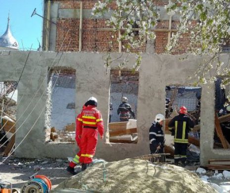 Muncitori STRIVIȚI de plafnul unei clădiri la care lucrau