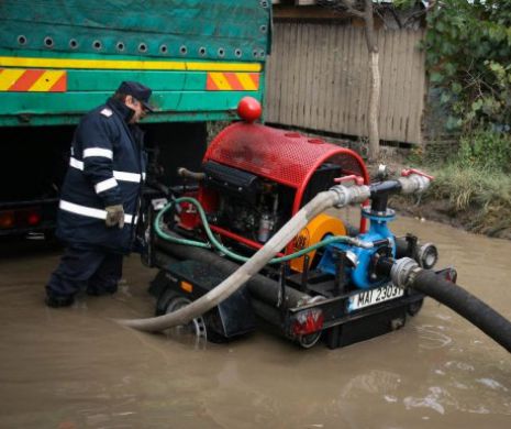 PERICOL DE INUNDAŢII în nouă judeţe. Măsuri URGENTE luate de pompieri
