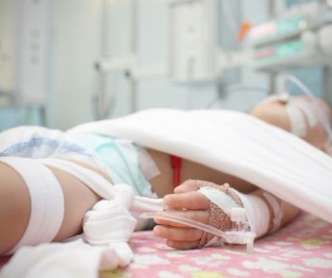 VASLUI. Doctorii din Huşi i-au rupt clavicula unui bebeluş