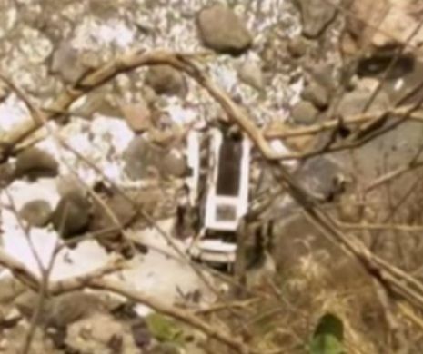 ACCIDENT GROAZNIC. 44 de morţi după ce un autobuz a căzut în prăpastie. ALERTĂ!