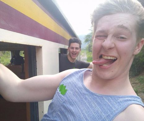 BĂIATUL care a CĂZUT DIN TREN, după ce și-a făcut un SELFIE atârnând de ușa vagonului. În ce stare se află acum