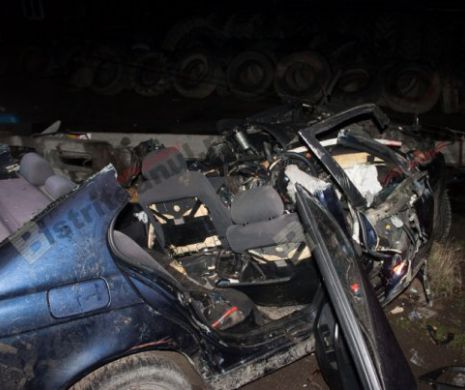 BISTRIŢA. Patru tineri au murit pe loc, azi, după ce au intrat cu maşina într-ul stâlp