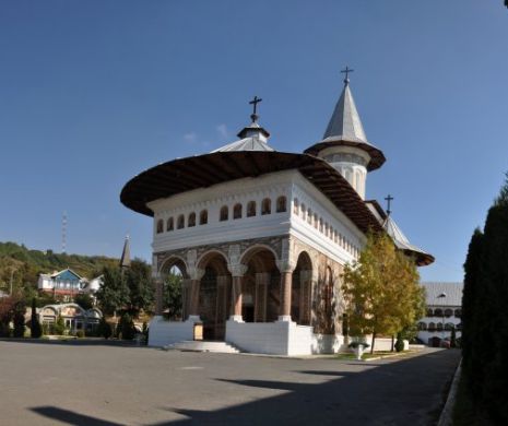 CONDAMNARE ULUITOARE. Un ŞEF din Poliţia Română ACUZAT de DNA a fost PEDEPSIT să muncească la MĂNĂSTIRE