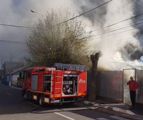 INCENDIU PUTERNIC. Au luat foc PATRU CASE