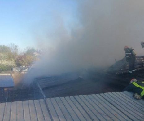 INCENDIU PUTERNIC în București. Două case ÎN FLĂCĂRI