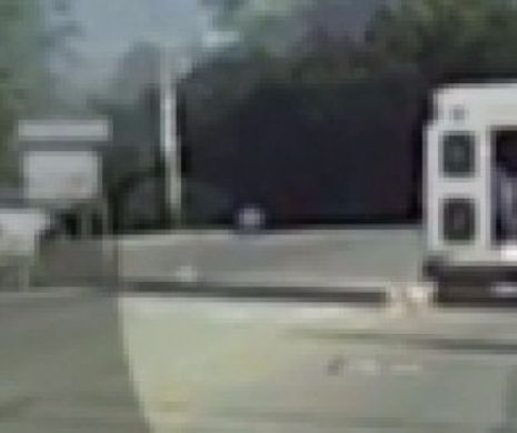 ÎNFIORĂTOR. Un copil de patru ani A CĂZUT dintr-un autobuz aflat în mers