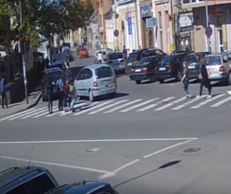 Mama şi copilul ei, SPULBERAŢI PE TRECEREA DE PIETONI. Imagini dure - Video