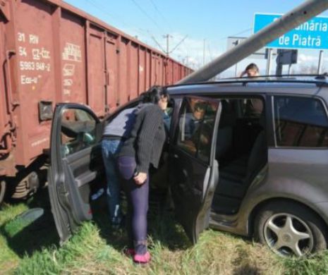 MIRACOL de FLORII la un ACCIDENT de tren. Un șofer a lovit un MĂRFAR și un stâlp dar a scăpat cu VIAȚĂ