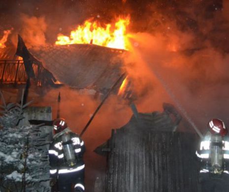 NEWS ALERT Incendiu devastator la un hotel de cinci stele din Sinaia. 50 de persoane au fost evacuate