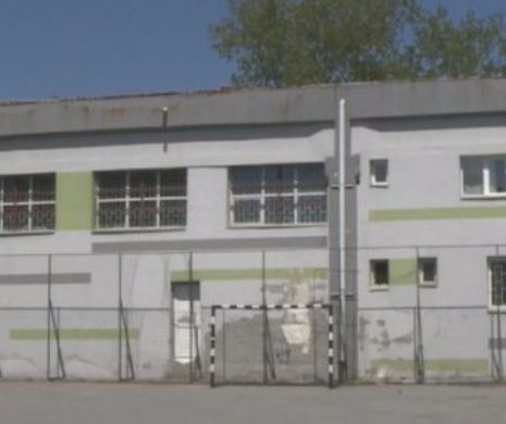 O fetiţă A SĂRIT pe geamul de la baie al grădiniției, pentru că rămăsese blocată în TOALETĂ și nimeni nu a venit să o ajute