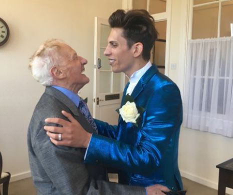 Preotul pensionar englez si fotomodelul roman cu 54 de ani mai tanar s-au căsătorit în Anglia. Au anunţat că vor face o petrecere şi în România.