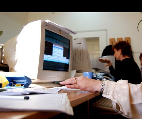 Șase din zece angajați români lucrează peste program