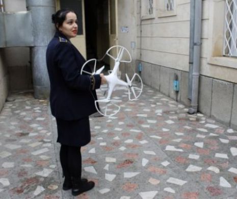 Scene HALUCINANTE în penitenciar. Gardienii s-au ÎNARMAT cu MĂTURI ca să doboare o DRONĂ